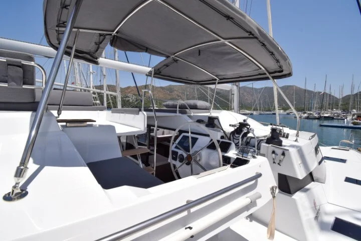 Cockpit des Fountaine Pajot Elba 45 Milly 2 Katamarans in Marmaris in der Türkei