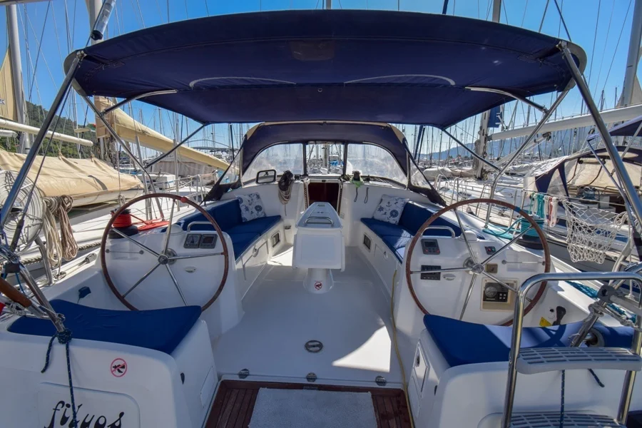 Cockpit der Segelyacht Beneteau Cyclades 50.5 Fylos in Marmaris in der Türkei