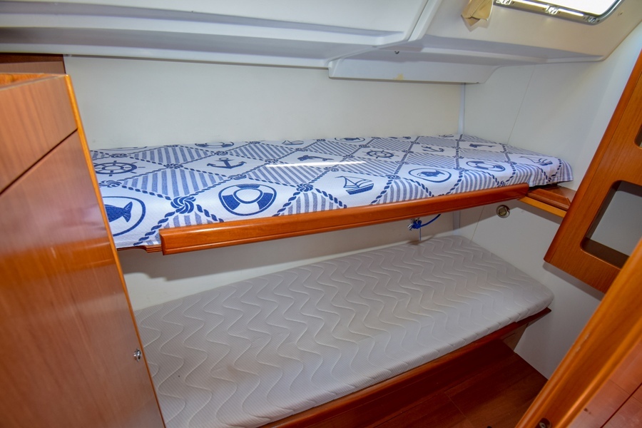 Etagenbettkabine der Segelyacht Beneteau Cyclades 50.5 Fylos in Marmaris in der Türkei