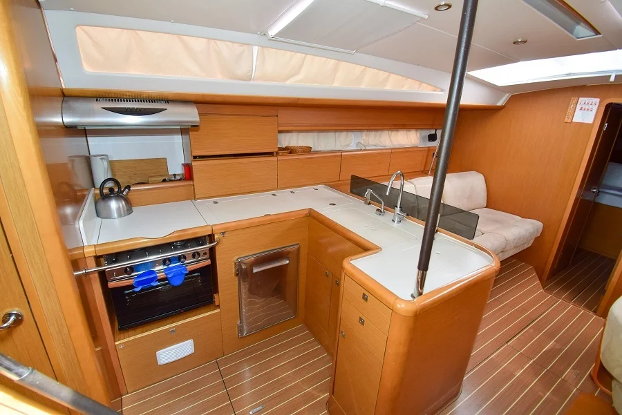 Galeere der Segelyacht Jeanneau 53 Anja Sophie in Marmaris in der Türkei