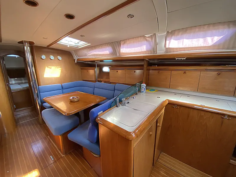 Galeere der Segelyacht Jeanneau Sun Odyssey 43 Saida in Fethiye in der Türkei