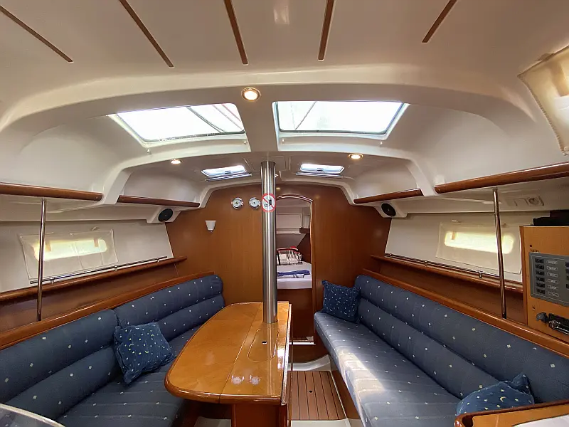 Salontisch der Beneteau Oceanis 343 Tombo Segelboot in Fethiye in der Türkei