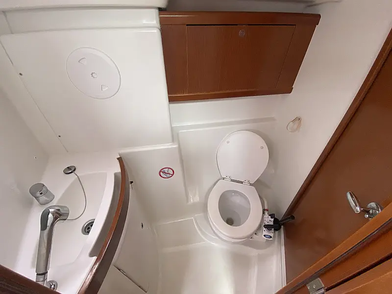 Bathroom in sailing yacht Beneteau Oceanis 43 Bliss in Fethiye in Turkey