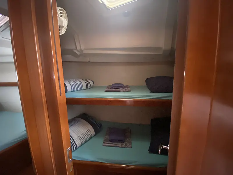 Bunkbed cabin in sailing yacht Beneteau Oceanis 43 Bliss in Fethiye in Turkey