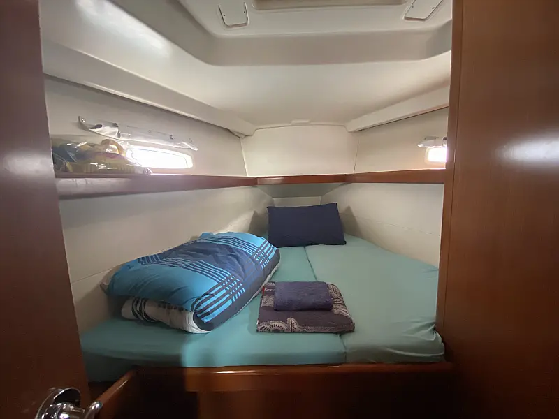 Forward cabin in sailing yacht Beneteau Oceanis 43 Bliss in Fethiye in Turkey